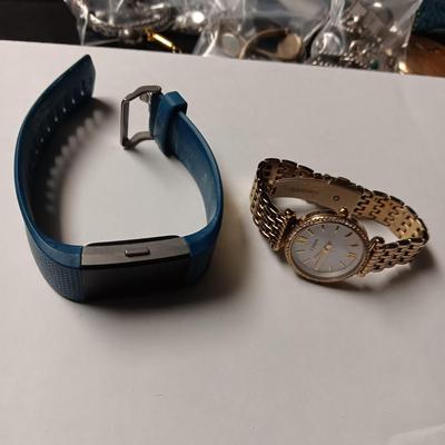 WORKING FOSSIL WATCH AND A FITBIT WITH NO CHARGER