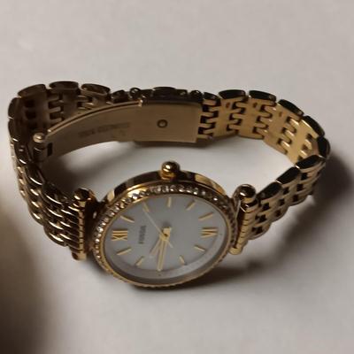 WORKING FOSSIL WATCH AND A FITBIT WITH NO CHARGER