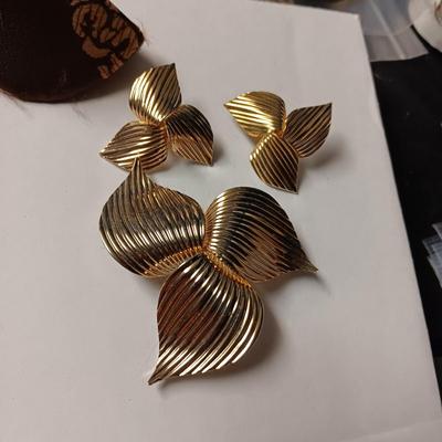 VINTAGE COMPACT, MONET BROOCH AND EARRINGS