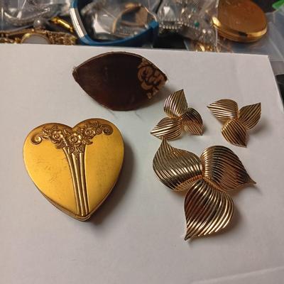 VINTAGE COMPACT, MONET BROOCH AND EARRINGS