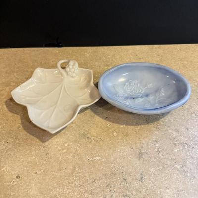 Soap dishes, marble paper towel holder and leaf dish