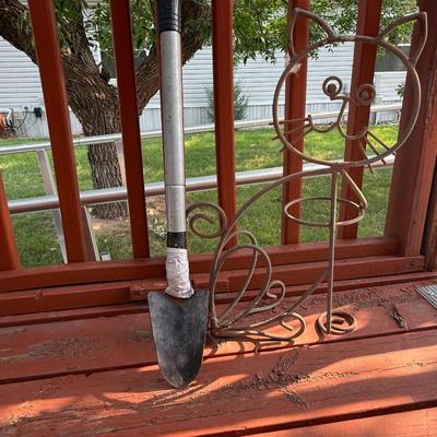 Kitty condo, metal cat and small shovel