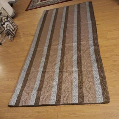 Queen size satin style quilted comforter like new