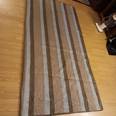 Queen size satin style quilted comforter like new