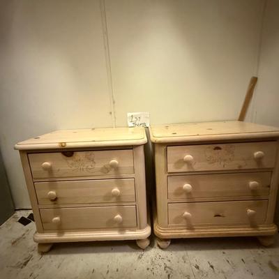 2 Thomasville night stands 25 w 27 l 25 h