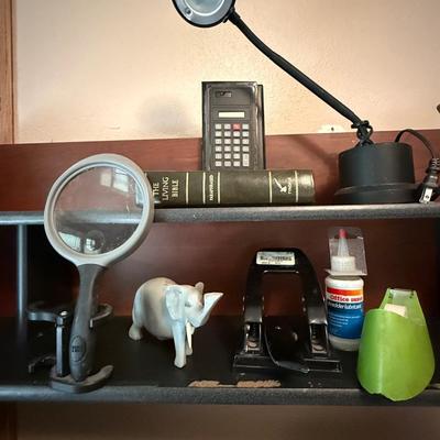 Miscellaneous items, lamp needs new light bulb