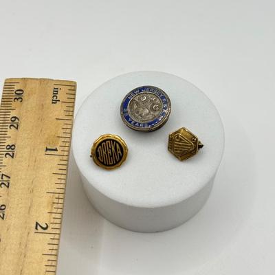 LOT 101J: Vintage Pins: Sterling Silver New Jersey F&AM 25 Years (3.62g) & 14k Gold Dreka & GHS 1913 (3.21gtw)