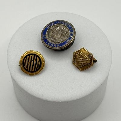 LOT 101J: Vintage Pins: Sterling Silver New Jersey F&AM 25 Years (3.62g) & 14k Gold Dreka & GHS 1913 (3.21gtw)