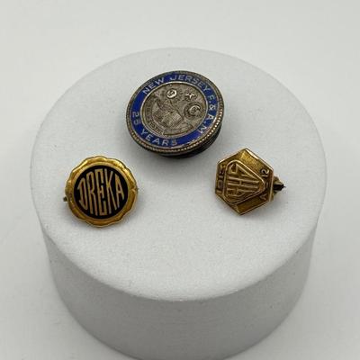 LOT 101J: Vintage Pins: Sterling Silver New Jersey F&AM 25 Years (3.62g) & 14k Gold Dreka & GHS 1913 (3.21gtw)