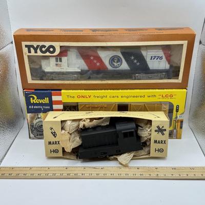 LOT 117K: Vintage HO Scale Train Cars w/ Boxes: Revell Union Pacific Cattle Car T-4021:298 in Box, Tyco Diesel Alco Century 430...