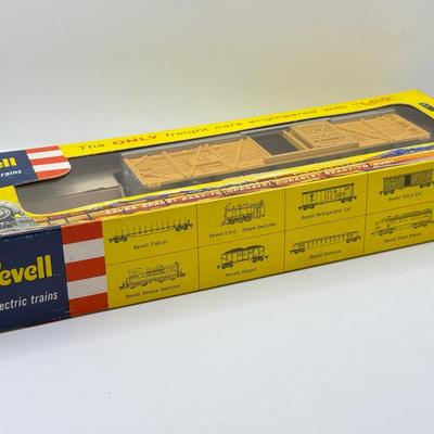 LOT 117K: Vintage HO Scale Train Cars w/ Boxes: Revell Union Pacific Cattle Car T-4021:298 in Box, Tyco Diesel Alco Century 430...