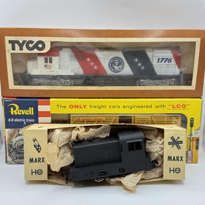 LOT 117K: Vintage HO Scale Train Cars w/ Boxes: Revell Union Pacific Cattle Car T-4021:298 in Box, Tyco Diesel Alco Century 430...
