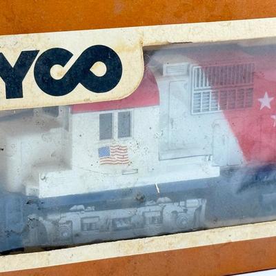 LOT 117K: Vintage HO Scale Train Cars w/ Boxes: Revell Union Pacific Cattle Car T-4021:298 in Box, Tyco Diesel Alco Century 430...