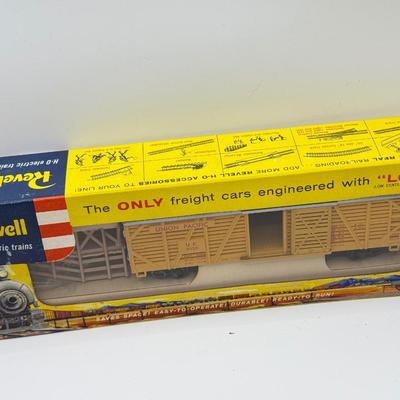 LOT 117K: Vintage HO Scale Train Cars w/ Boxes: Revell Union Pacific Cattle Car T-4021:298 in Box, Tyco Diesel Alco Century 430...
