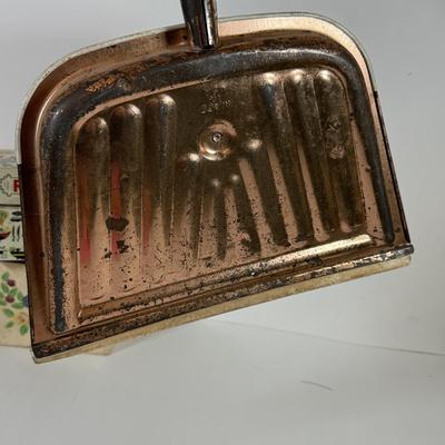 LOT 122L: Vintage Kitchen Collection: Tin Litho Dust Pan, 1960s Metal Recipe Box, Rooster Egg Plate & More
