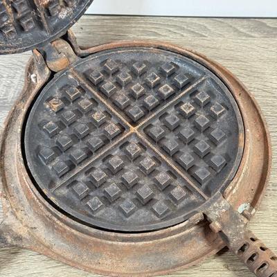 LOT 135L: Vintage Griswold Cast Iron Waffle Maker