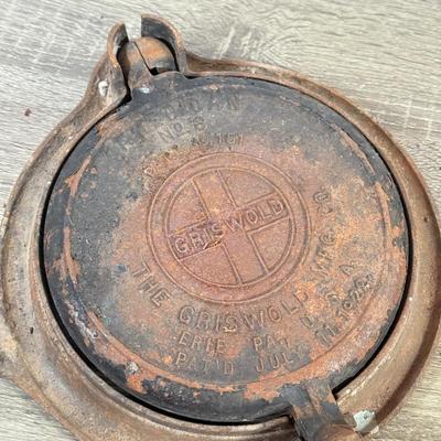 LOT 135L: Vintage Griswold Cast Iron Waffle Maker