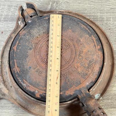LOT 135L: Vintage Griswold Cast Iron Waffle Maker