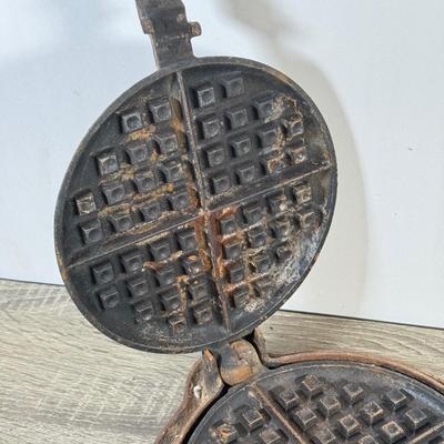 LOT 135L: Vintage Griswold Cast Iron Waffle Maker