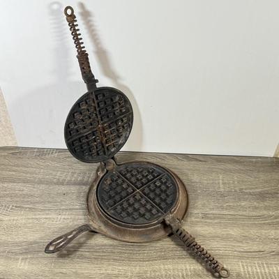 LOT 135L: Vintage Griswold Cast Iron Waffle Maker
