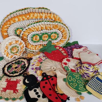 LOT 148L: Vintage Crocheted Trivets, Pot Holders, Doilies Tableware Set Hand Made