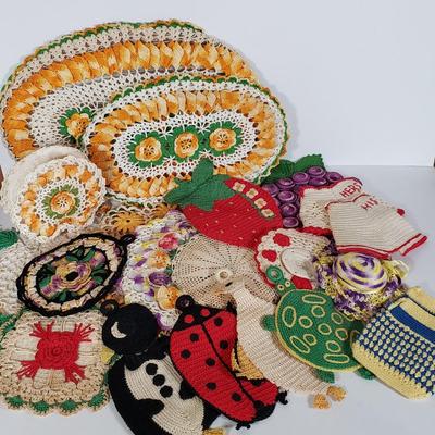 LOT 148L: Vintage Crocheted Trivets, Pot Holders, Doilies Tableware Set Hand Made