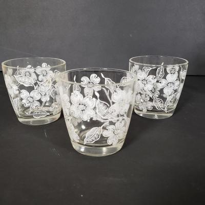 LOT 149P: Vintage Floral Glasses, Juicers, Choppers & More