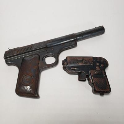LOT 150L: Vintage Toy Guns & Accessories with 1960s Gun Sport Magazines