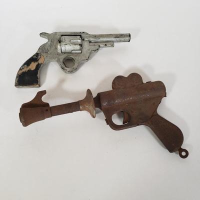 LOT 150L: Vintage Toy Guns & Accessories with 1960s Gun Sport Magazines