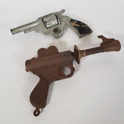 LOT 150L: Vintage Toy Guns & Accessories with 1960s Gun Sport Magazines