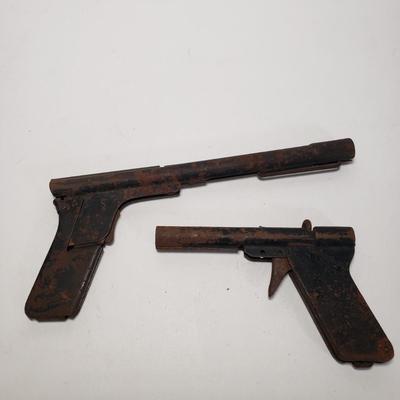 LOT 150L: Vintage Toy Guns & Accessories with 1960s Gun Sport Magazines