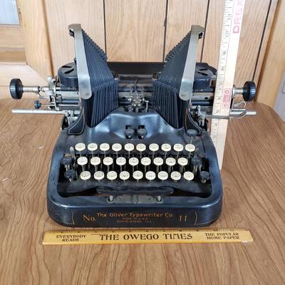 LOT 155P: Antique Oliver Typewriter RARE No 11 with Batwing Design