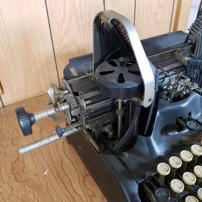 LOT 155P: Antique Oliver Typewriter RARE No 11 with Batwing Design