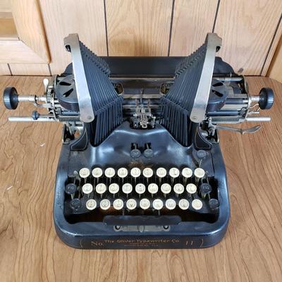 LOT 155P: Antique Oliver Typewriter RARE No 11 with Batwing Design