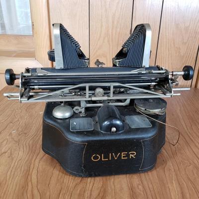 LOT 155P: Antique Oliver Typewriter RARE No 11 with Batwing Design