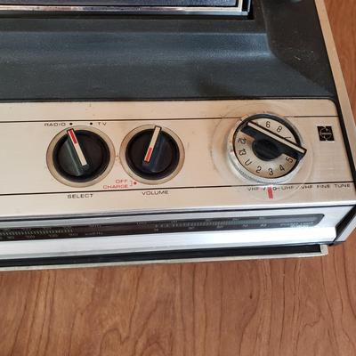 LOT 159P: Vintage Panasonic Solid State Portable TV/Radio with Original Packaging