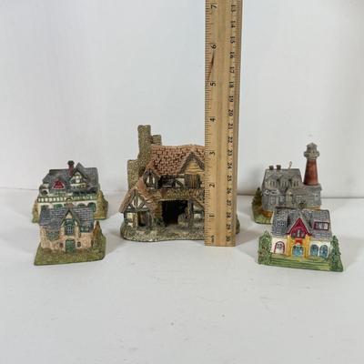 LOT 167K: Miniature House Ceramic Ornaments & David Winter Cottage 1983 The Bothy