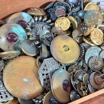 LOT 175K: Antique & Vintage Metal Buttons