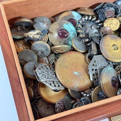 LOT 175K: Antique & Vintage Metal Buttons