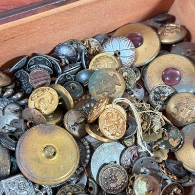 LOT 175K: Antique & Vintage Metal Buttons