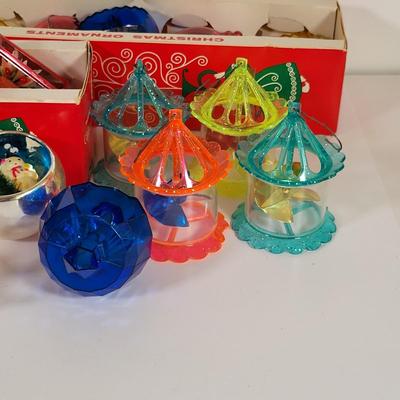 LOT 192L: Assorted Vintage Holiday Ornament Decorations