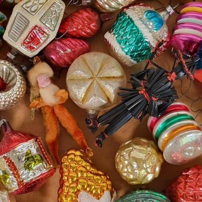 LOT 193L: Box of Various Vintage Holiday Decorations and Ornaments