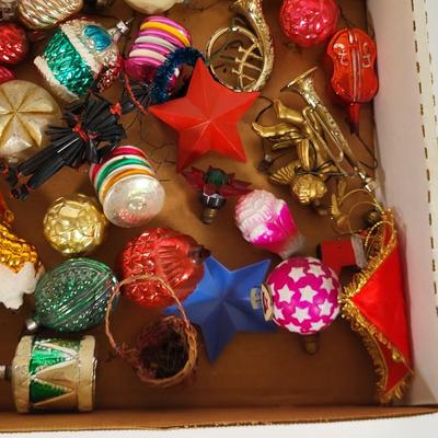 LOT 193L: Box of Various Vintage Holiday Decorations and Ornaments