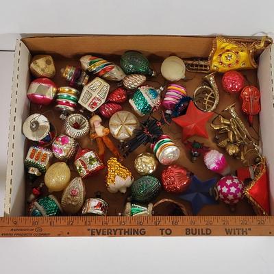 LOT 193L: Box of Various Vintage Holiday Decorations and Ornaments