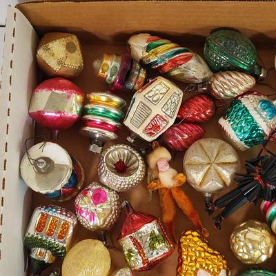 LOT 193L: Box of Various Vintage Holiday Decorations and Ornaments
