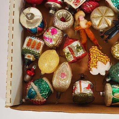 LOT 193L: Box of Various Vintage Holiday Decorations and Ornaments