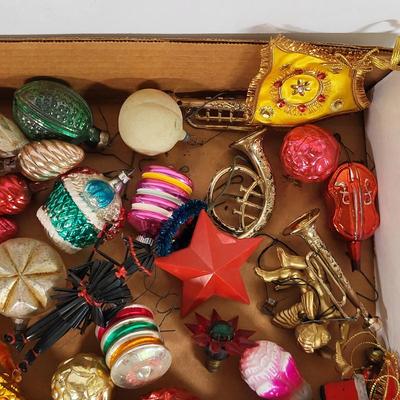 LOT 193L: Box of Various Vintage Holiday Decorations and Ornaments