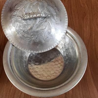 LOT 204L: Vintage Pyrex, Copper Bundt Mold Pans, Aluminum Cake Pans New in Box & More