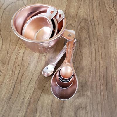 LOT 204L: Vintage Pyrex, Copper Bundt Mold Pans, Aluminum Cake Pans New in Box & More