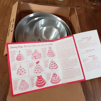 LOT 204L: Vintage Pyrex, Copper Bundt Mold Pans, Aluminum Cake Pans New in Box & More